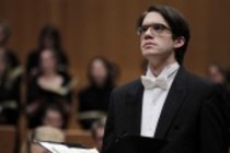 Deutsche Dirigent Reiner Schuhenn leitet den Madrigalchor der Hochschule für Musik und Tanz Köln, Figuralchor Bonn und das Kölner Kammerorchester in der Philharmonie Köln (© Thomas Brill)